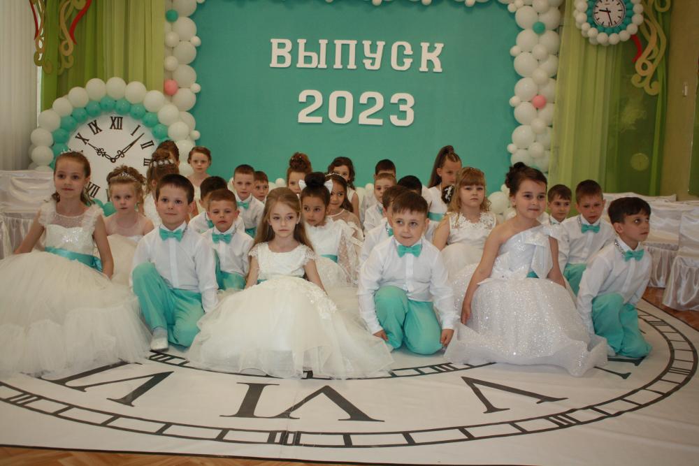 Детский садик покидаем мы. Выпускной в садике. Выпускной в садике 2023. Фотосессия в саду на выпускной. Выпускной утренник в садике.